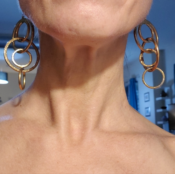 Large gold hoop earrings with copper tint, 3" drop, lightweight hammered metal - Picture 5 of 8